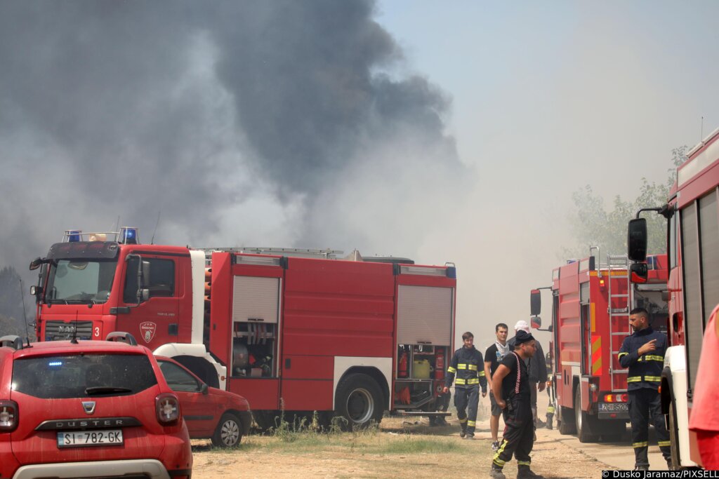 Veliki Požar U Zaleđu Skradina, Gase Ga Brojni Vatrogasci I četiri Kanadera