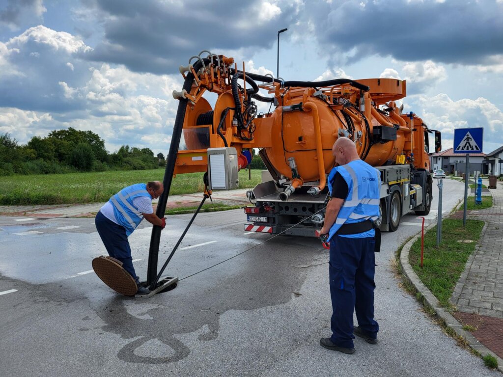 [FOTO] Oprema i vozila za održavanje sustava odvodnje nabavljeni u sklopu projekta Aglomeracija Koprivnica u punom su pogonu