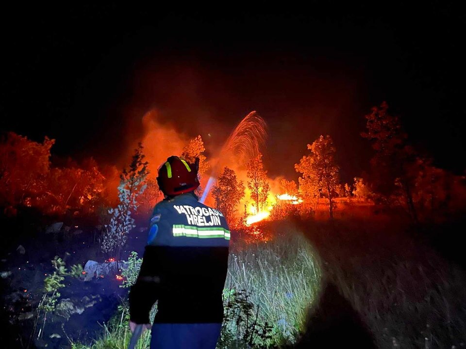 Požar kod Hreljina pod nadzorom, vatrogasci ostaju na požarištu