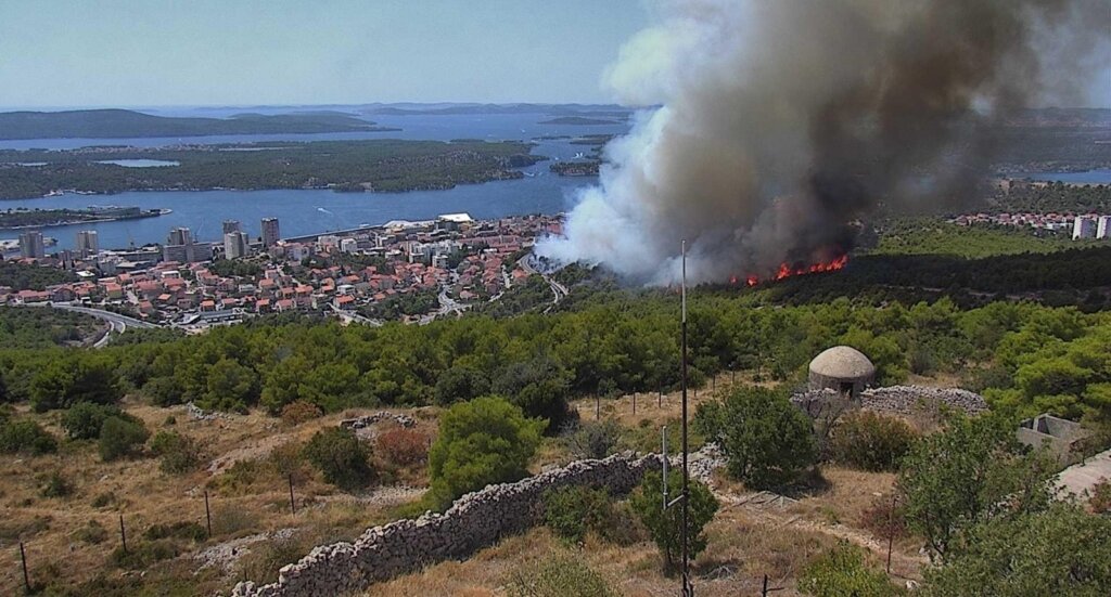 Požar kod Šibenika i dalje aktivan, no pod kontrolom je vatrogasaca