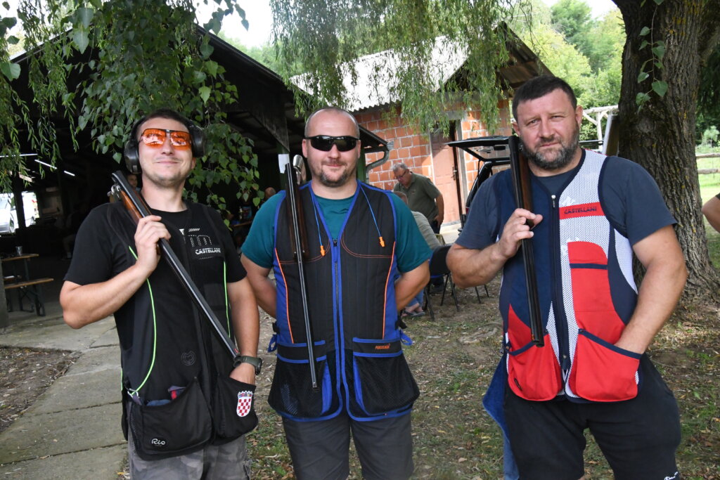 [FOTO/VIDEO] U Fuki se održava gađanje na glinene golubove