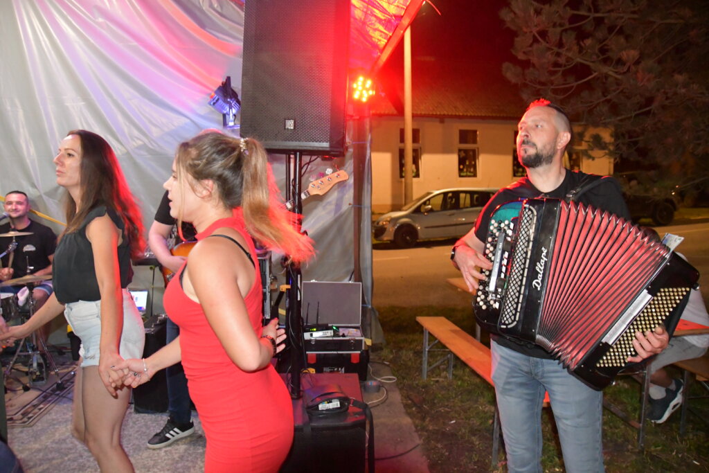 [FOTO/VIDEO] Noćni malonogometni turnir i velika zabava u Poljani Križevačkoj