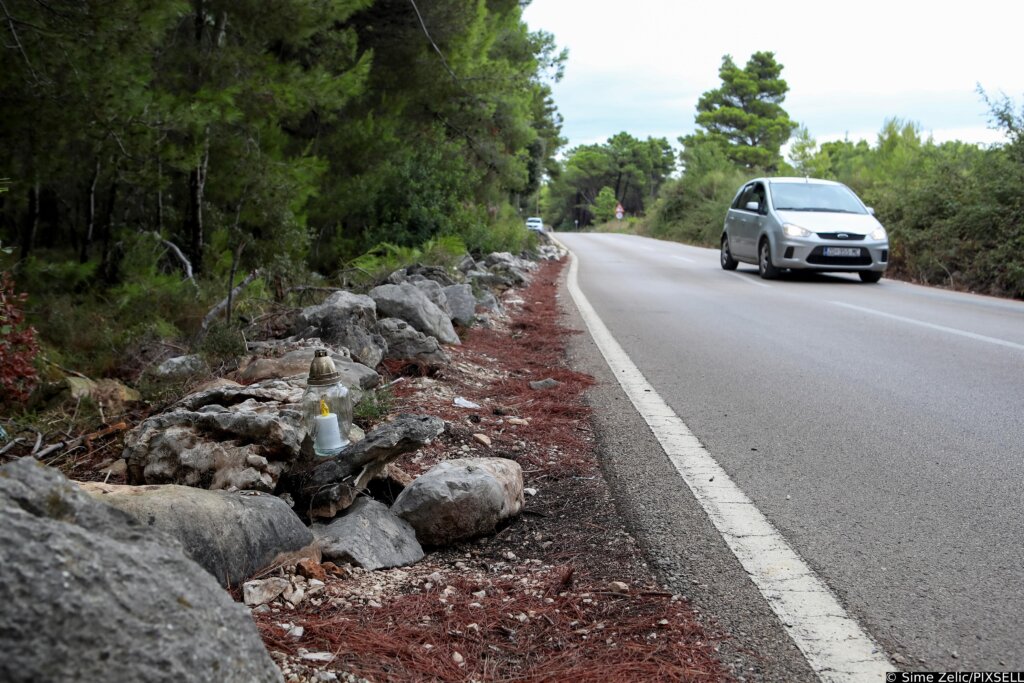 Dan žalosti Na Viru Nakon Tragedije U Kojoj Je Poginula Mlada Majka, A Suprug I Troje Djece Ozlijeđeni