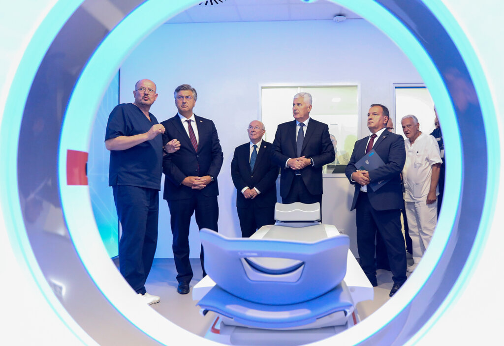 Sveta Nedelja: Premijer Plenković S Ministrima Posjetio Bolnicu Radiochirurgija
