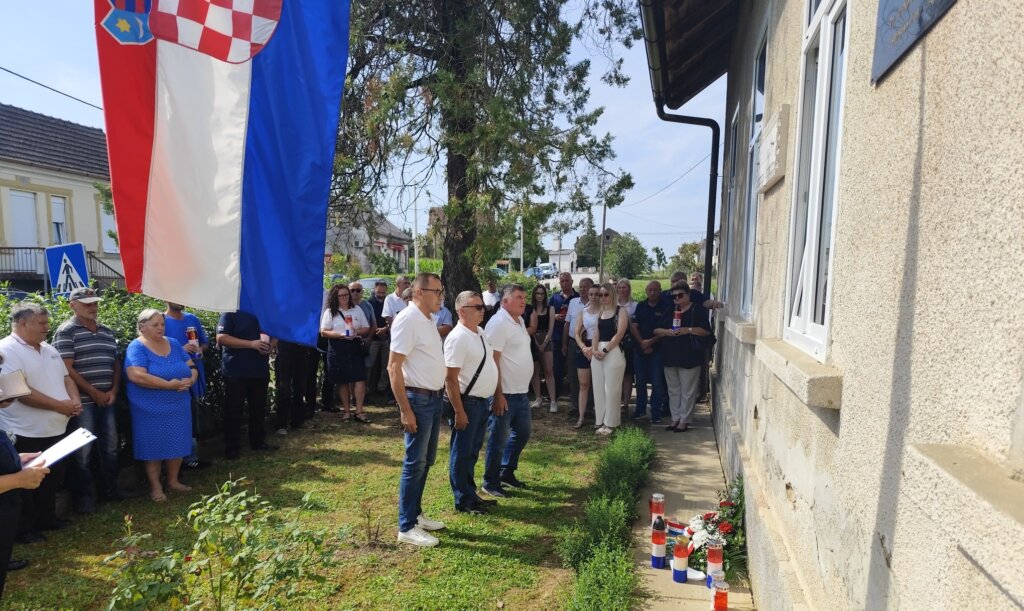 Položen vijenac i zapaljene svijeće za poginule hrvatske branitelje iz Hagnja