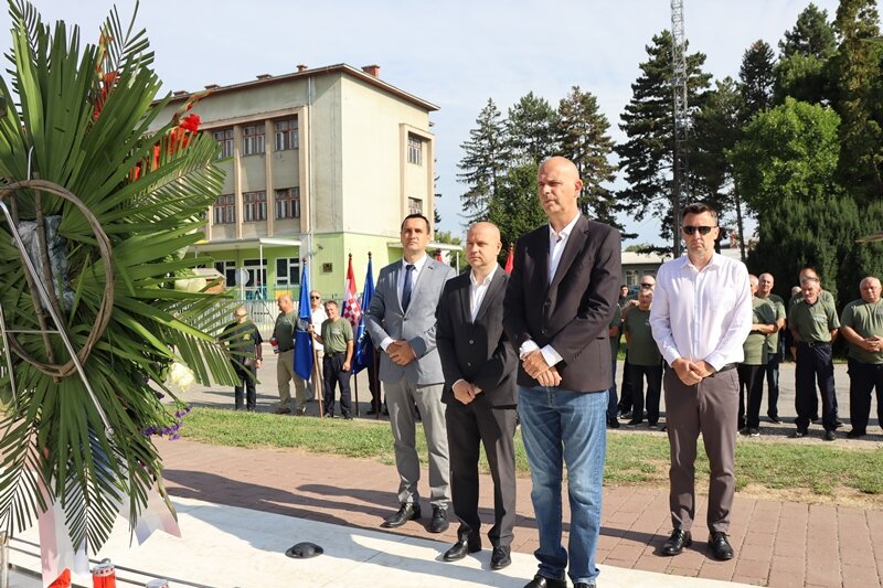 [FOTO] Križevci: Povodom Dana pobjede i domovinske zahvalnosti te Dana hrvatskih branitelja položeni vijenci i zapaljene svijeće 