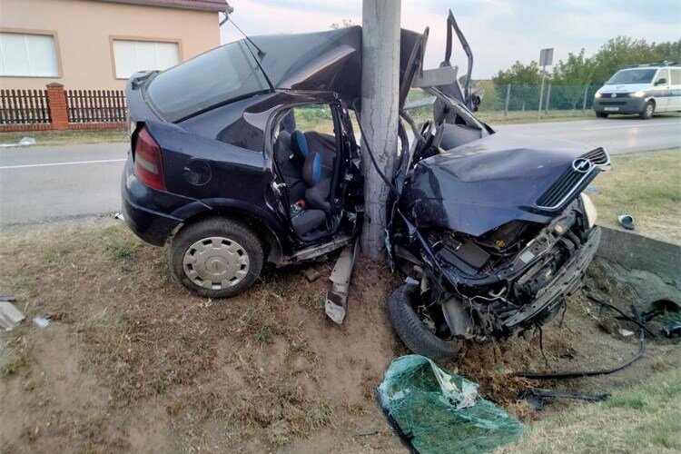 Vozilo sletjelo s ceste i udarilo u banderu, vozač prevezen helikopterom u bolnicu