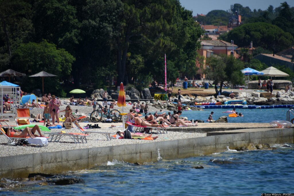 Komercijalni smještaj u srpnju s 2 posto manje turista i 0,5 posto više noćenja