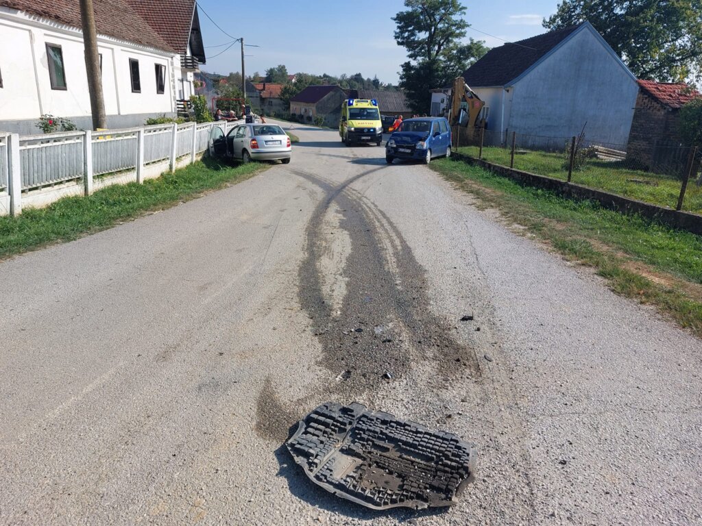 U prometnoj nesreći kod Križevaca ozlijeđeno petero ljudi, automobil nakon sudara udario u betonsku ogradu