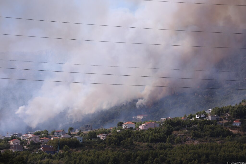 Veliki Požar U Blizini Solina, Podignuta I 4 Kanadera