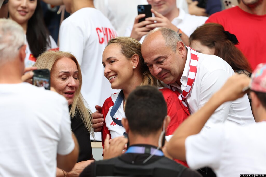 Pariz: Donna Vekić U Zagrljaju Tate I Mame Nakon Osvojenog Olimpijskog Srebra