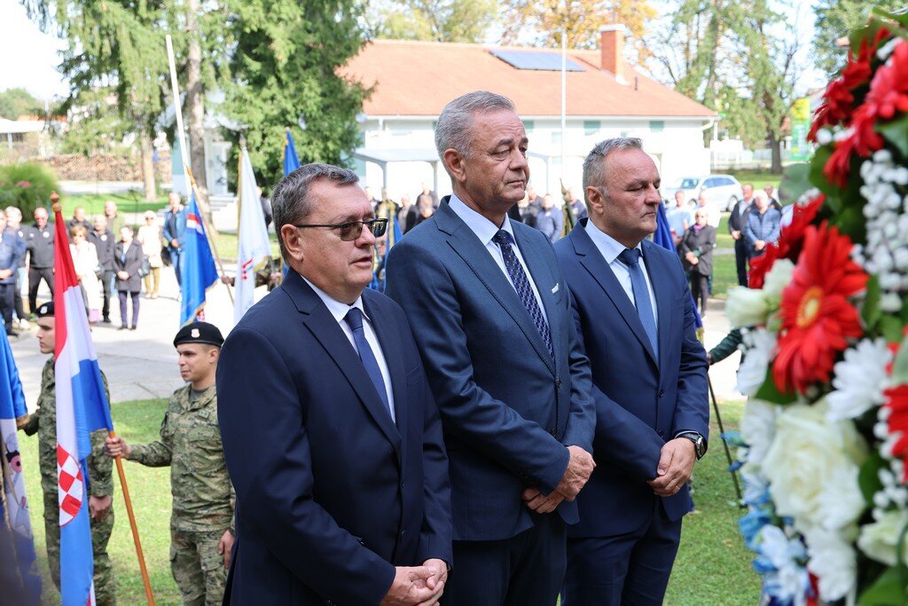 [FOTO/VIDEO] Polaganjem vijenaca i svečanom akademijom obilježena 33. obljetnica preuzimanja Vojarne i Dan koprivničkih branitelja