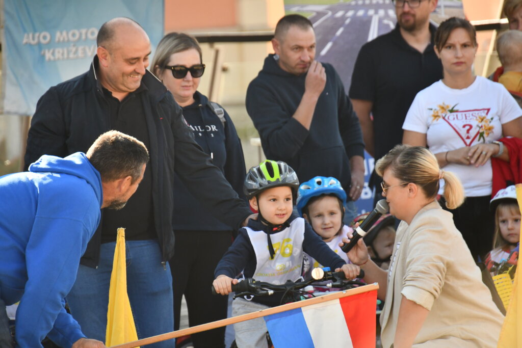 ODRŽANA AKCIJA U KRIŽEVCIMA Sigurno u školu s HAK-om i AMK-om Križevci