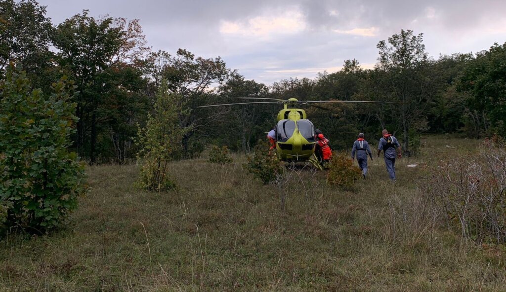 Planinar se na Velebitu otrovao jesenskim mrazovcem, prevezen helikopterom u bolnicu