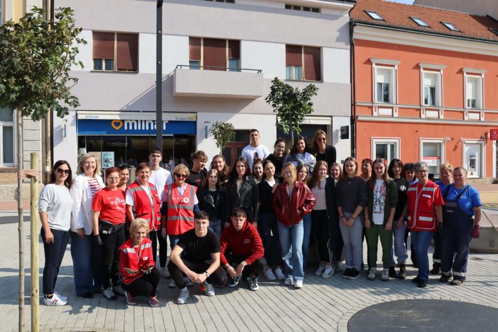 [FOTO] Koprivnički gimnazijalci sadili novi „Zeleni“ trg i obilježili Europski tjedan mobilnosti