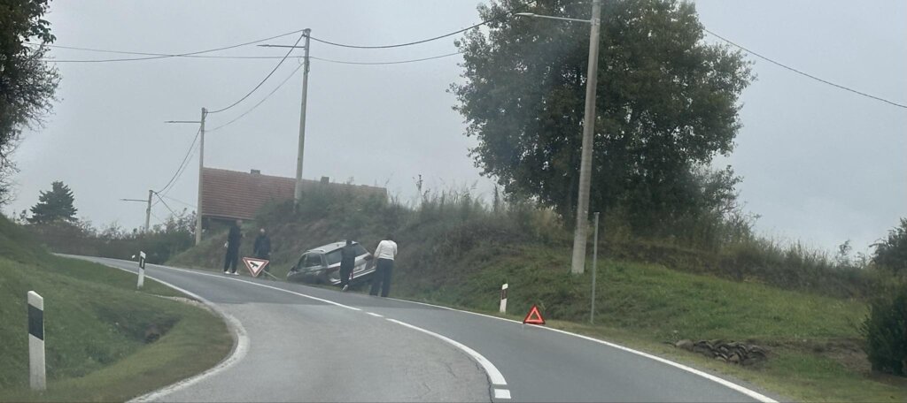 [FOTO] Automobil na ulazu u Križevce udario u prometni znak i završio u putnom jarku