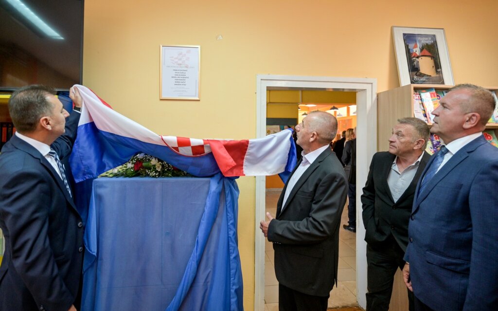 [FOTO] U osnovnim školama Varaždinske županije otkrivena spomen obilježja učenicima stradalim u Domovinskom ratu