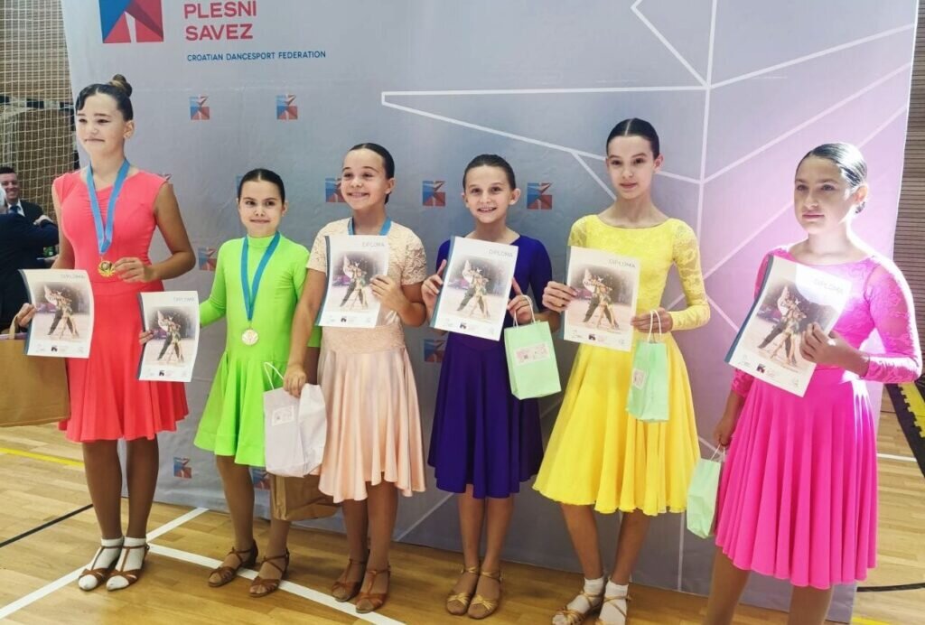 [FOTO] Izvrstan nastup Plesnog kluba Ritam Đurđevac na KUP-u i bodovnom turniru