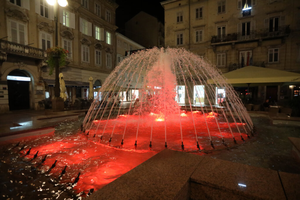 Rijeka: Lučke Dizalice I Fontana Osvjetljenje Crvenim Svjetlima Povodom Svjetskog Dana Svjesnosti O Duchenne Mišićnoj Distrofiji