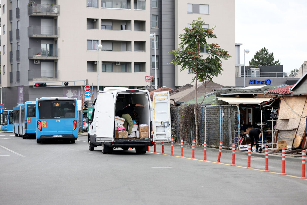 Zagreb: Zet Ov Autobus Bez Vozača Zabio Se U štand Na Tržnici Črnomerec