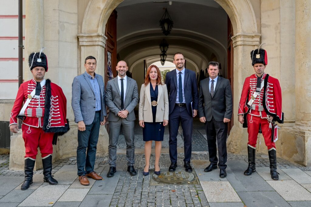 [FOTO] Na zgradi Županijske palače otkrivena natpisna ploča „Županija – prijatelj djece“