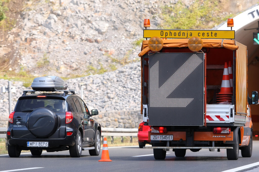 Vozilo u kvaru na autocesti A7, vozi se uz ograničenje brzine