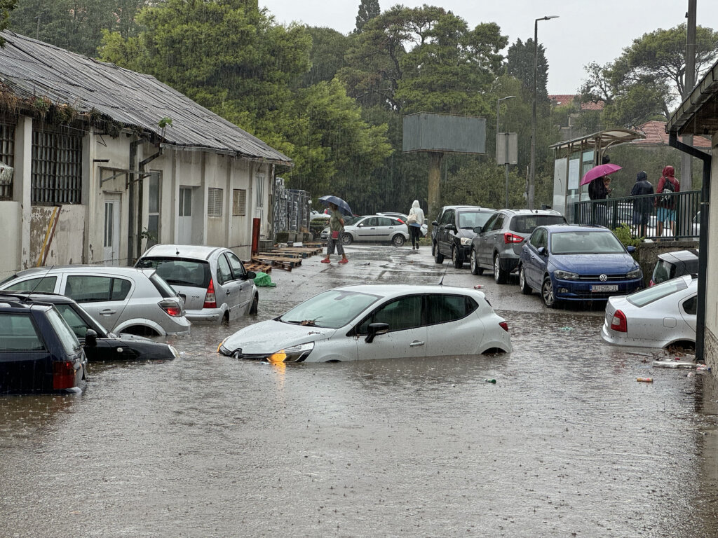 U Dubrovniku bujične poplave, građani pozvani da ne izlaze iz kuća