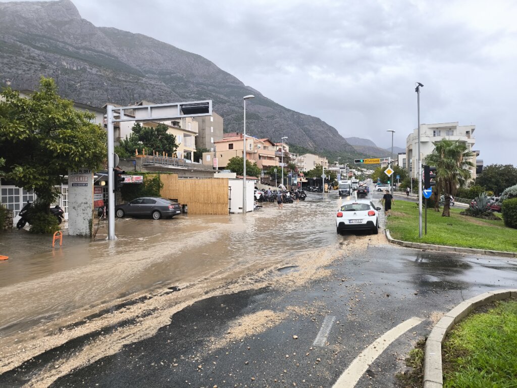 Kišno nevrijeme zahvatilo Splitsko-dalmatinsku županiju, Makarska poplavljena