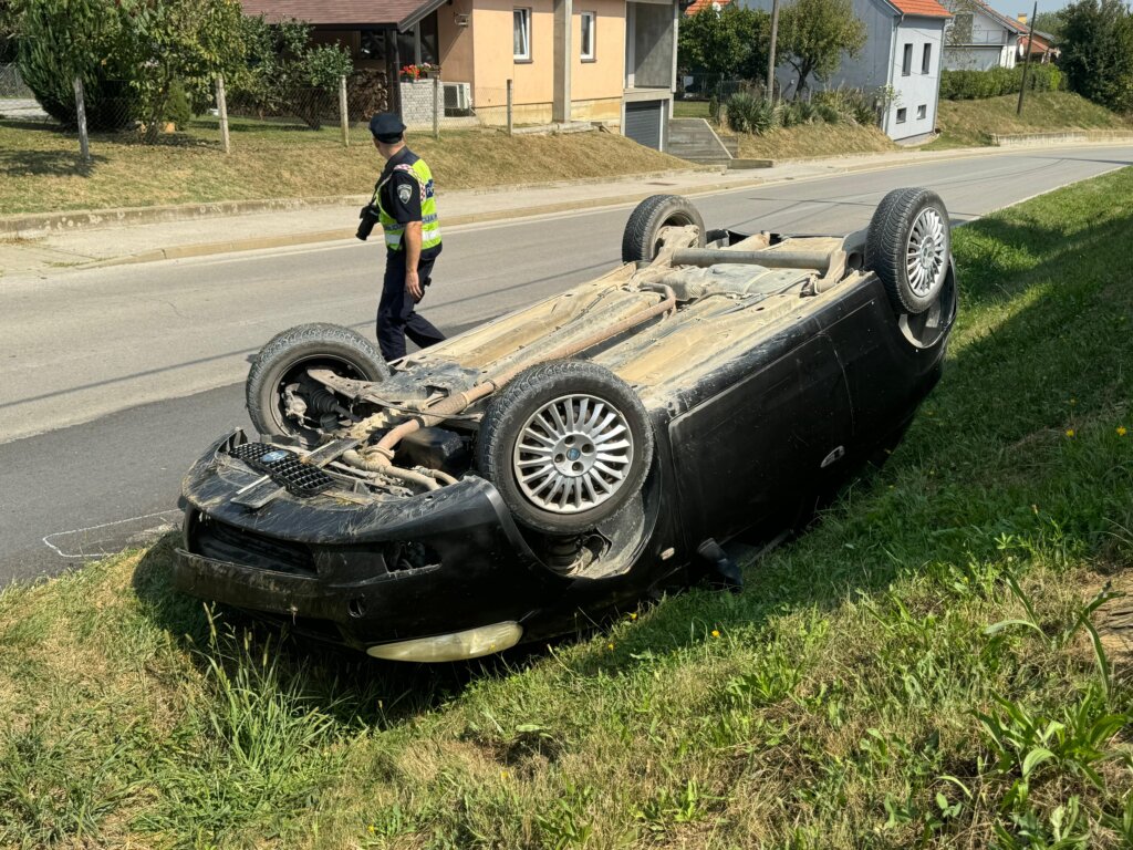 [FOTO/VIDEO] Ružni prizori u Križevcima, vozač automobila završio na krovu