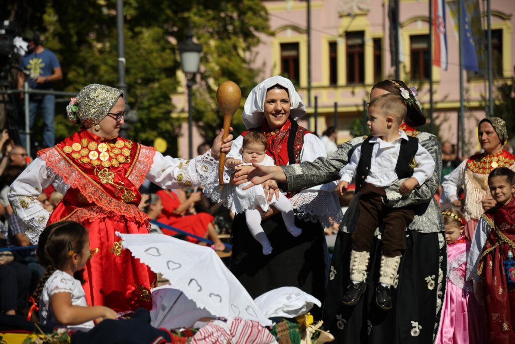 U svečanom mimohodu 59. Vinkovačkih jeseni više od 3000 folkloraša