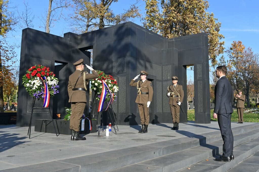 Izaslanik Predsjednika RH položio vijence na Mirogoju uoči Svih svetih