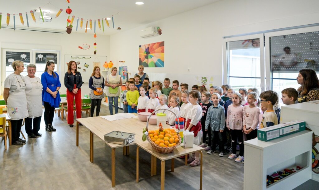 [FOTO] Mališanima iz Maruševca predstavljena bojanka „Okusi i mirisi Varaždinske županije“