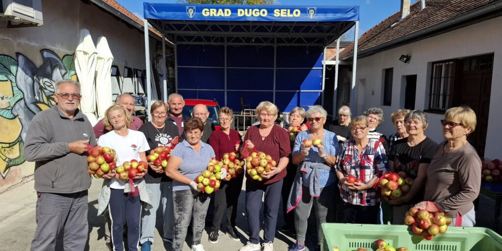 Umirovljenicima Dugog Sela podijeljeno 5 tona jabuka