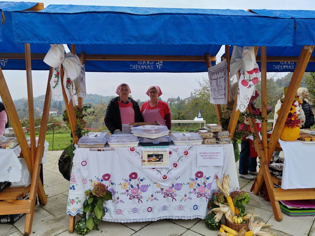 [FOTO] Izvorna folklorna skupina Brčevec sudjelovala je na 15. Štruklijadi, štrudlijadi i kestenijadi u Mariji Gorici