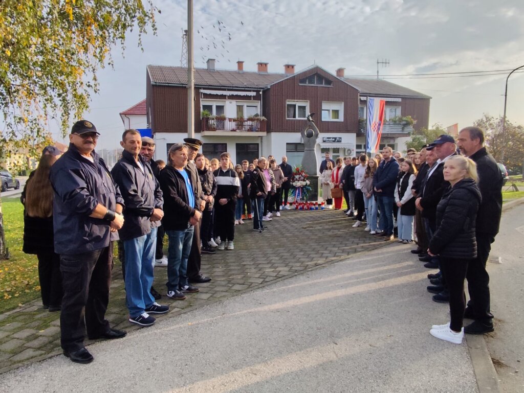 Branitelji, obitelji poginulih branitelja i učenici iz Vrbovca krenuli na komemoraciju kod spomen obilježja “Trokut” Novske