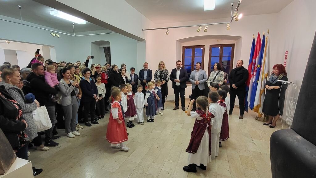 [FOTO] U Peterancu otvorena izložba „Đačko doba – Razvoj pučkog školstva u Peterancu“