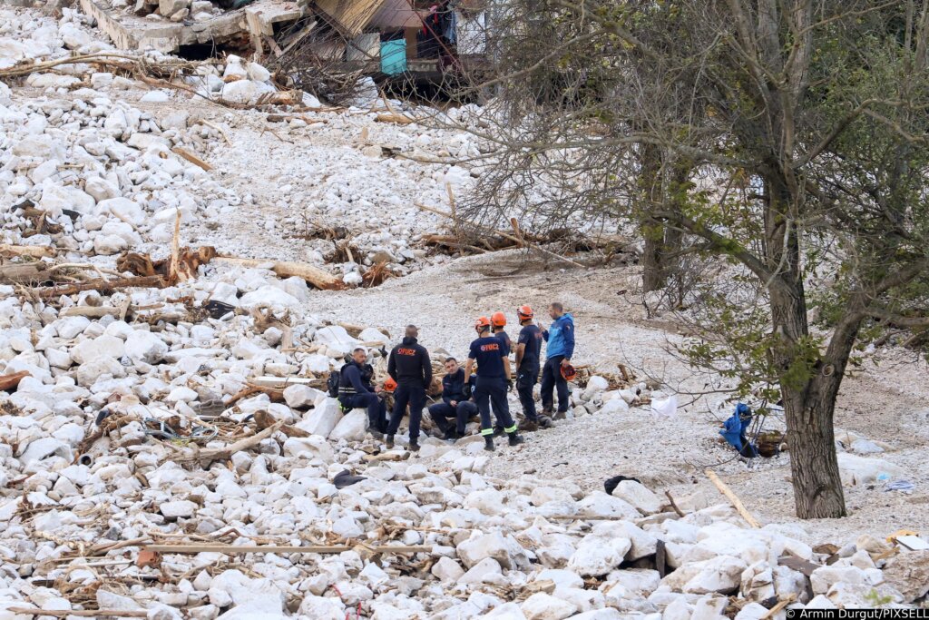 Spasioci tragaju za nestalima nakon poplava i odrona u Jablanici