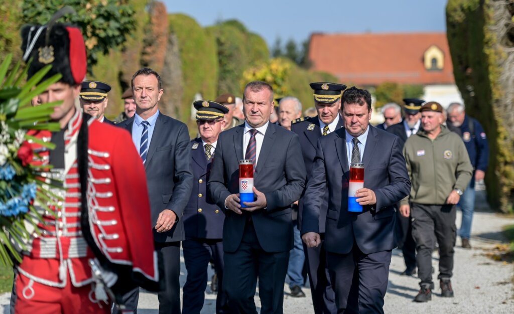 [FOTO] Na gradskom groblju u Varaždinu odana počast preminulim građanima, poginulim braniteljima te preminulim pripadnicima Antifašističkog pokreta