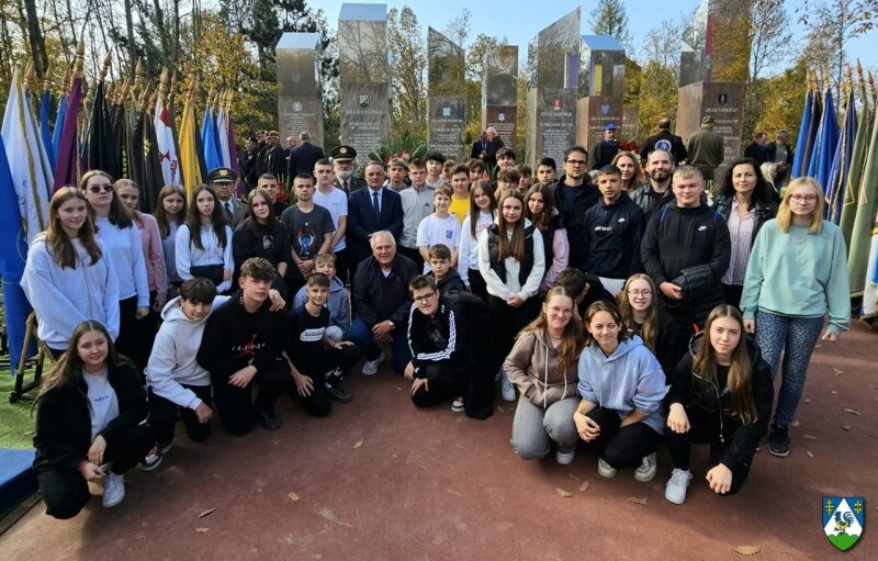 [FOTO] Udruge branitelja i učenici iz Koprivničko-križevačke županije odali počast poginulim braniteljima na spomen području Trokut – Novska