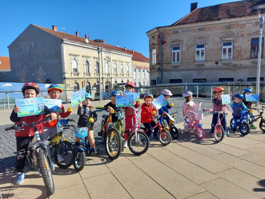 [FOTO] Na Strossmayerovom trgu u Križevcima održane biciklističke igre za djecu 