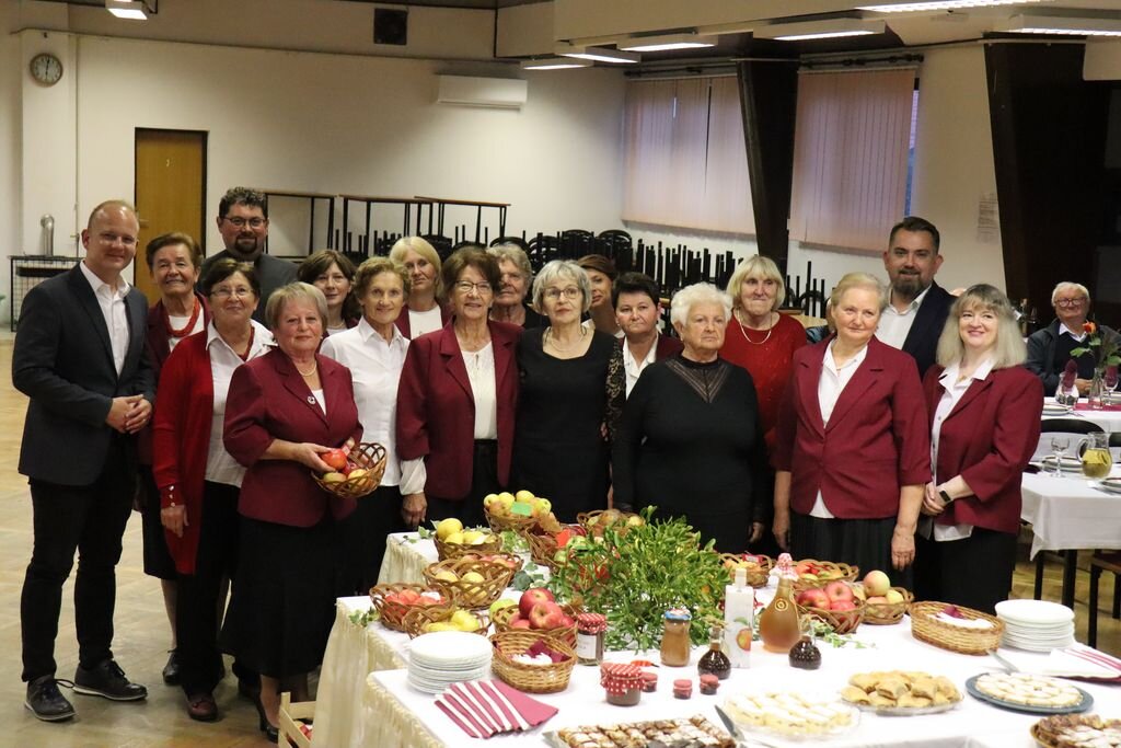 [FOTO] Dani jabuka u Starigradu okupili mnogobrojne sudionike