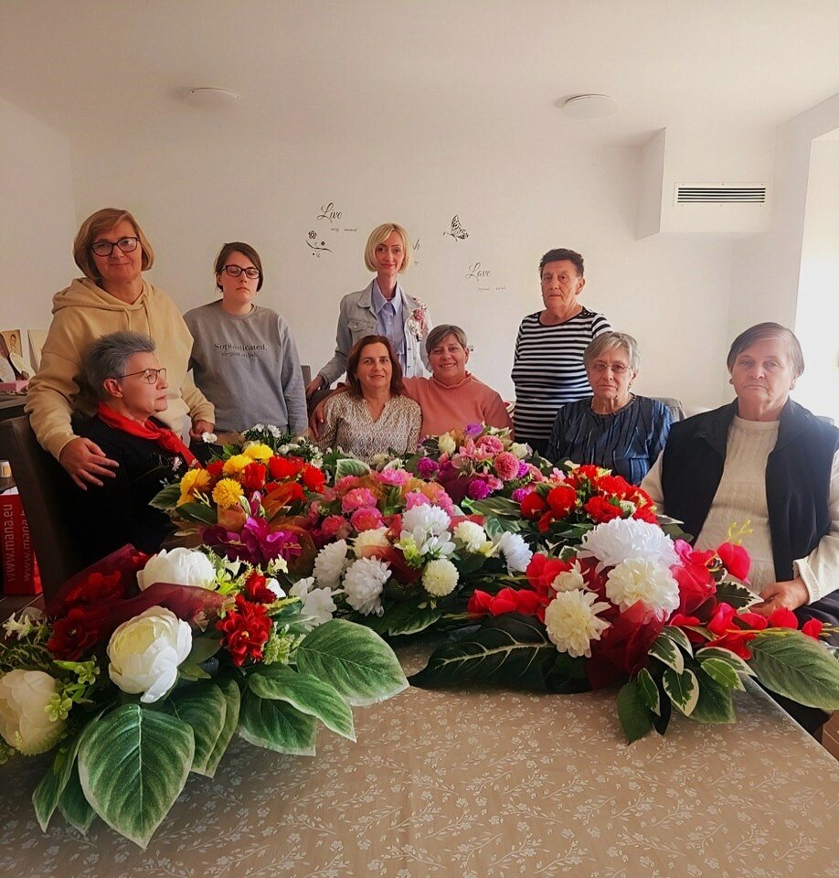 Na kreativnoj radionici Gradskog društva osoba s invaliditetom Đurđevac nastali brojni cvjetni aranžmani