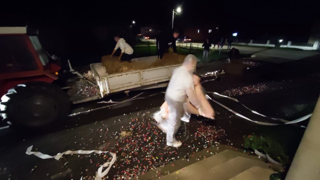 [FOTO/VIDEO] Stigla je ekipa u “bijelom” i izbacila sve iz prikolice