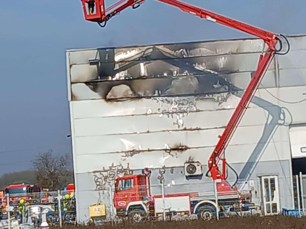 [FOTO/VIDEO] Veliki požar u kalinovečkoj tvrtki Rasco, brojni vatrogasci su na terenu