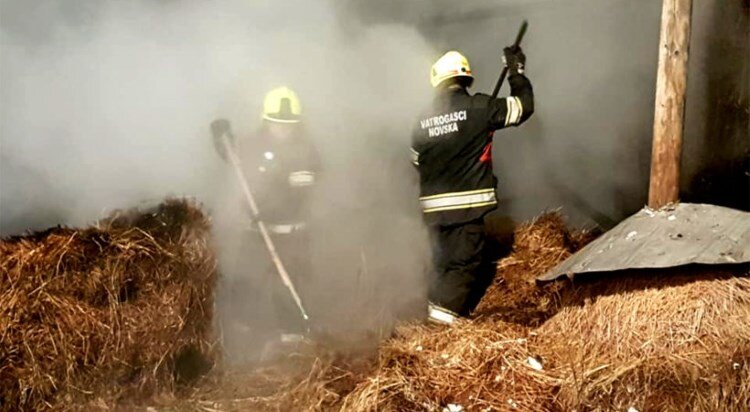 Zapalio se štagalj sa 70 bala sijena i radnim strojem, šteta oko 30 tisuća eura