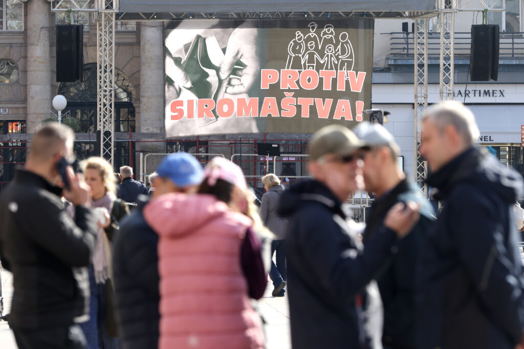 Umirovljenici prosvjeduju na glavnom zagrebačkom trgu, traže da prosječna mirovina bude 60 posto plaće