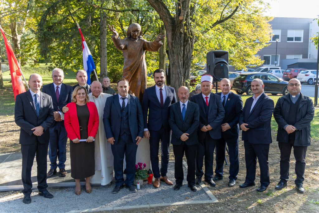 U Osijeku otkriven spomenik Majci Terezi