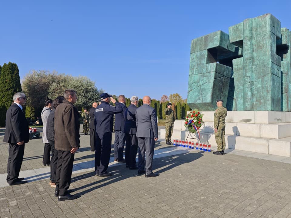 Položeni vijenci na Memorijalnom groblju u Vukovaru povodom blagdana Svih svetih