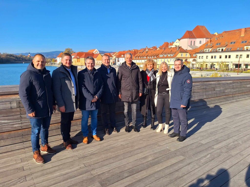 [FOTO] Varaždinska županija predstavila se okusima, mirisima i bogatom poviješću u Mariboru, župan Stričak i gradonačelnik Maribora Arsenovič obišli OPG-ovce na gradskoj tržnici