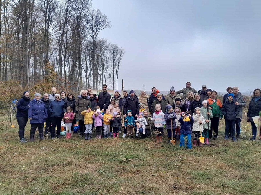 Djeca, roditelji i odgojiteljice Dječjeg vrtića Zraka sunca posadili 60 stabala